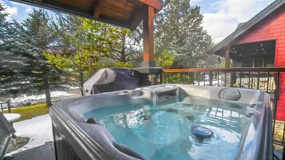 Pinnacle Ridge Chalets by Fernie Lodging Co
