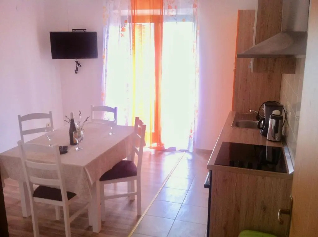 Pljesa Apartments -Meerblick mit Terrasse & Grill by rentyourhome24