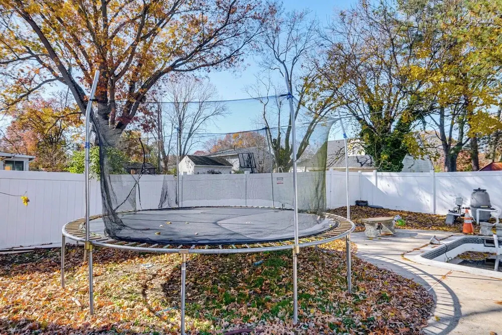 Commute to Alexandria & DC: Home w/ Shared Yard