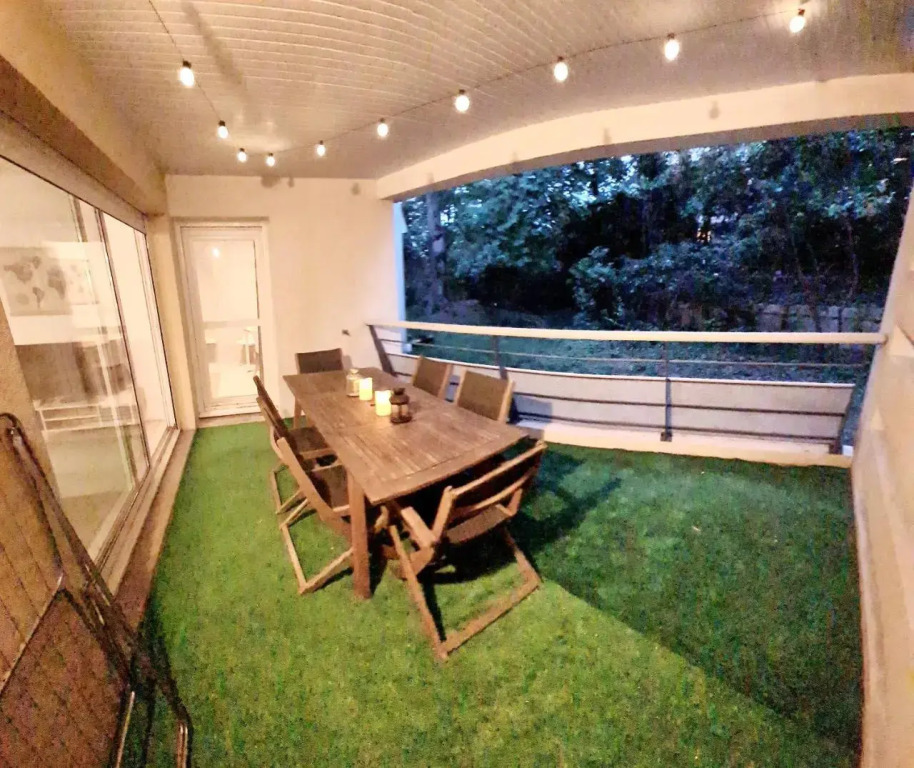 spacieux logement avec terrasse à 100m du tram