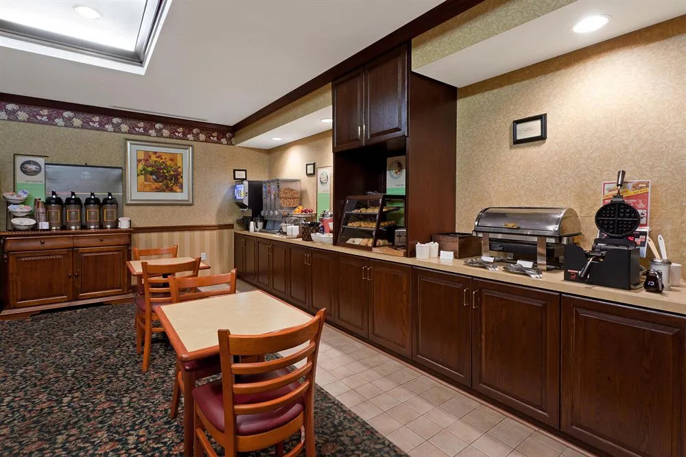 Country Inn & Suites Newark