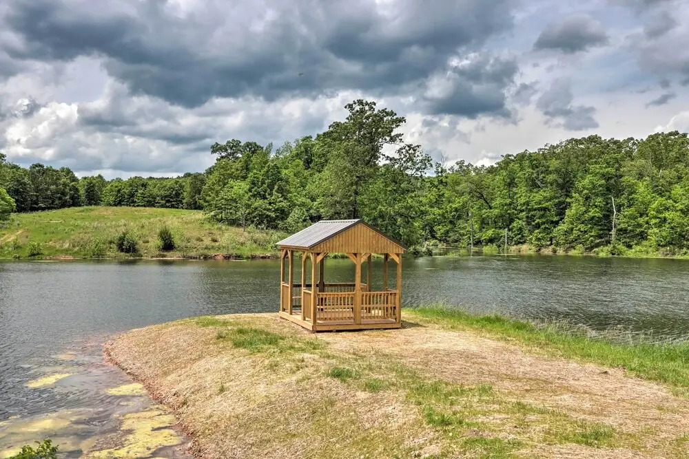 Hot Tub & Fireplace! Macks Creek Cabin on 30 Acres