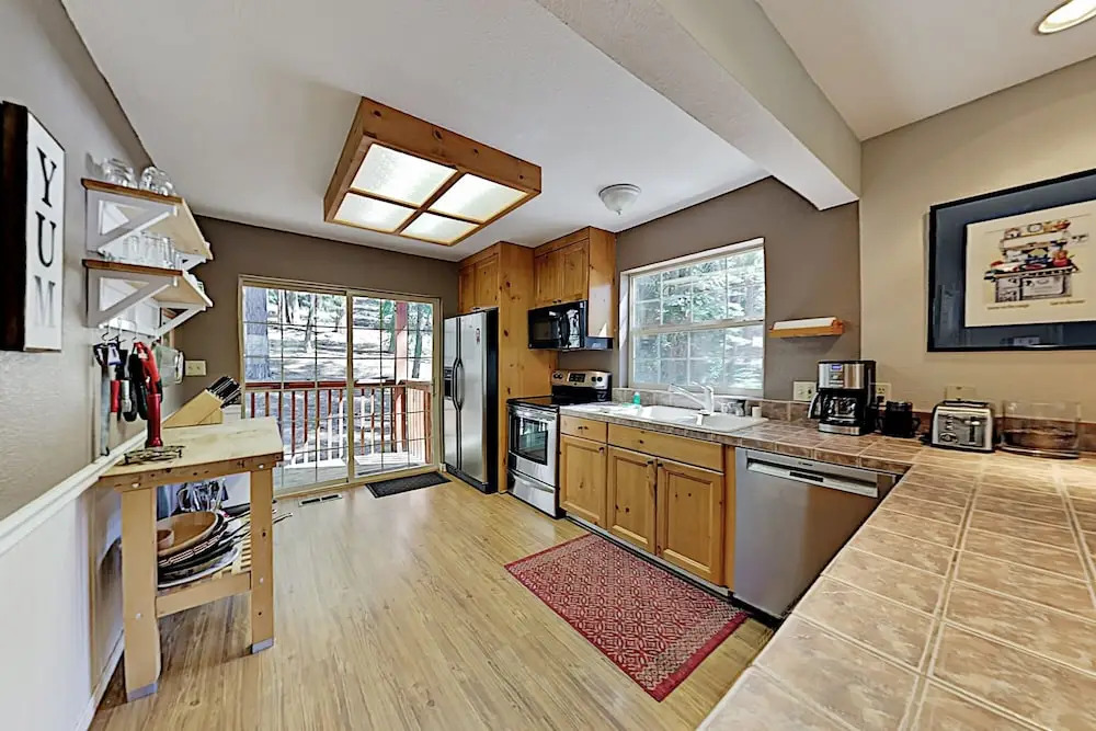 Tranquil Big Deck, Pool Table, Near Trails 3 Bedroom Home