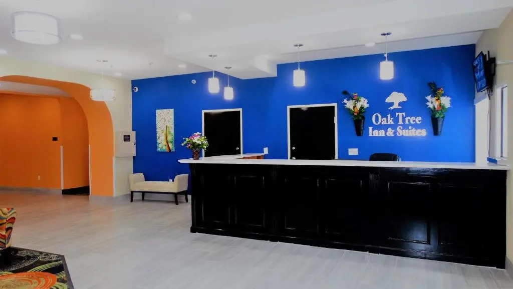 Oak Tree Inn & Suites
