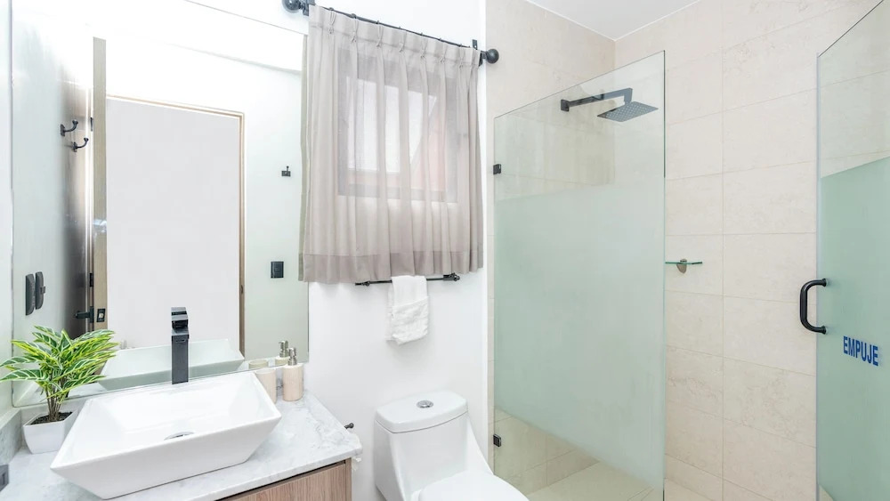 4BR Private Sanctuary with Pools and Gym