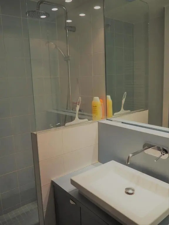 Apt Golfe Juan - 5min des plages - Parking privée - Piscine Rooftop