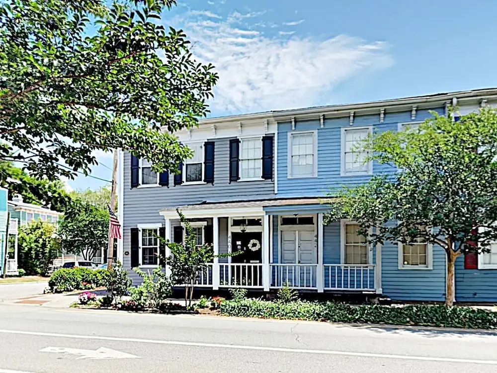 Classic Charmer W/ Luxe Interior - Amazing Locale! 2 Bedroom Home