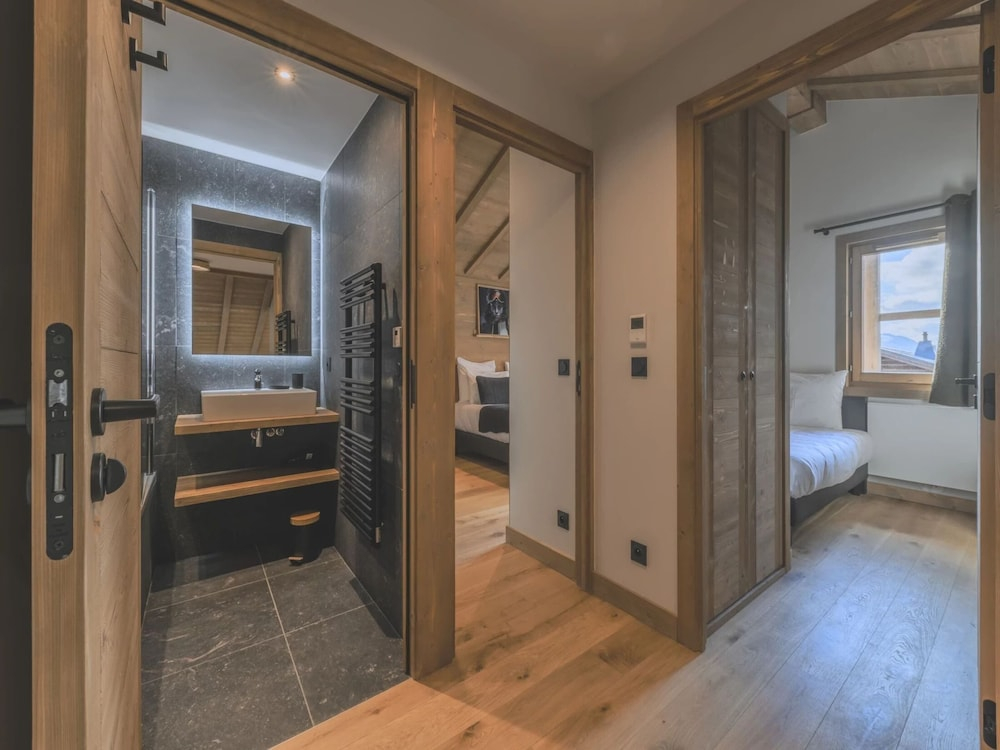 Refined Ski Apartment Facing Mont Blanc