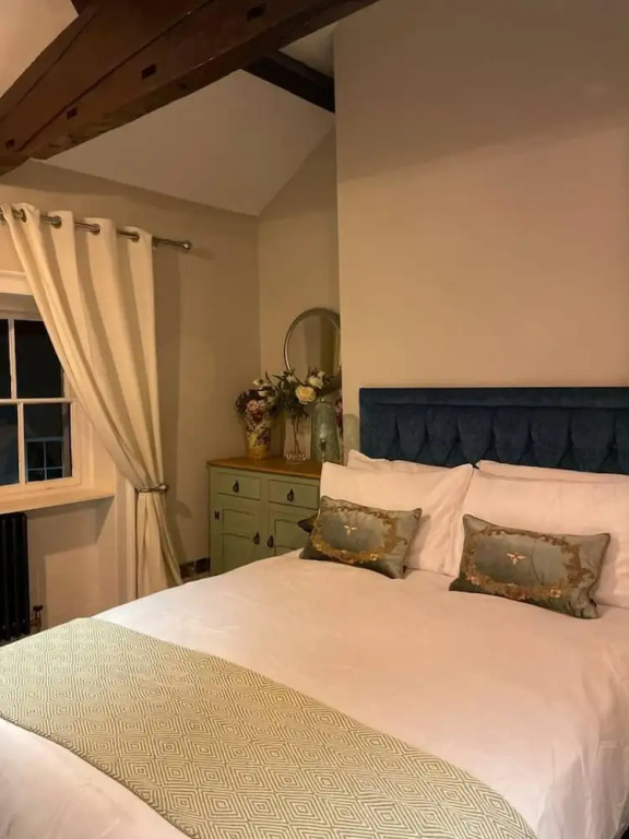 5 Bed House - Sleeps 12 - Pets - Parking