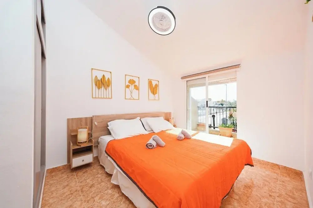 4-Bed Villa Sleeps 8 Pets Ok & 10 min to Beach