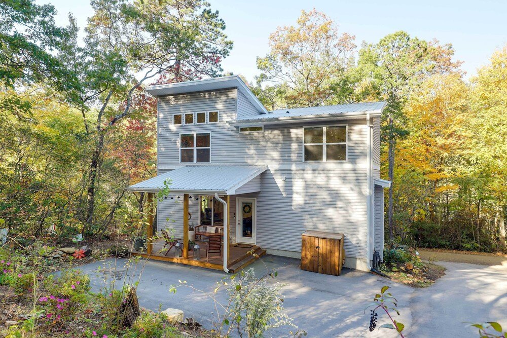 Luxe Mountain Home Near Ridgecrest & Asheville!