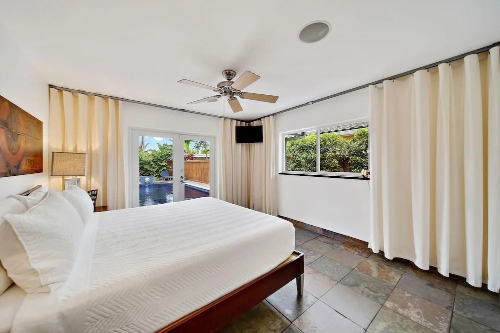 Upscale Modern Beach W/ Saltwater Pool 3 Bedroom Home