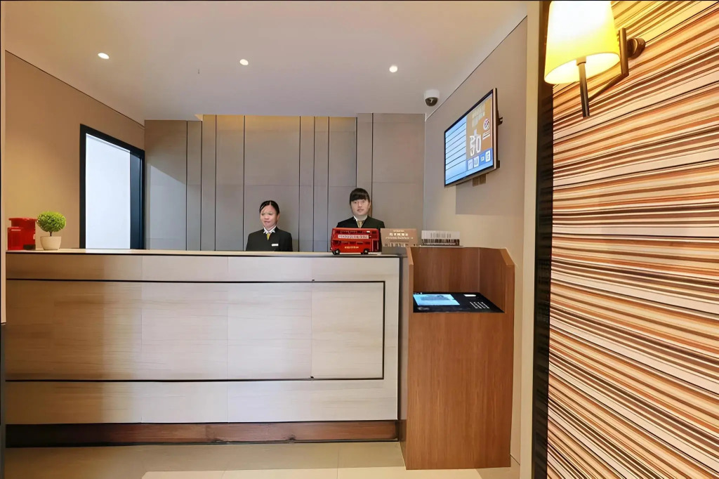 Home Inn Plus Shanghai Huaihai Road Sinan Road