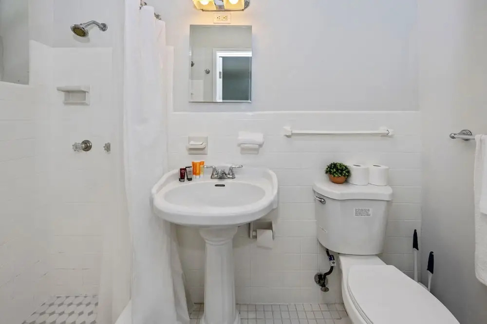 New Private Green Oasis 3br-3bapatio, Private Parking Clean & Cozy