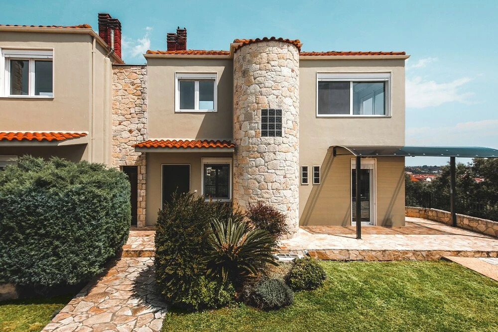 Chloe Apartments by QR booking