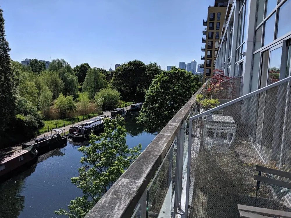 Stylish Canal-side Flat with Balcony