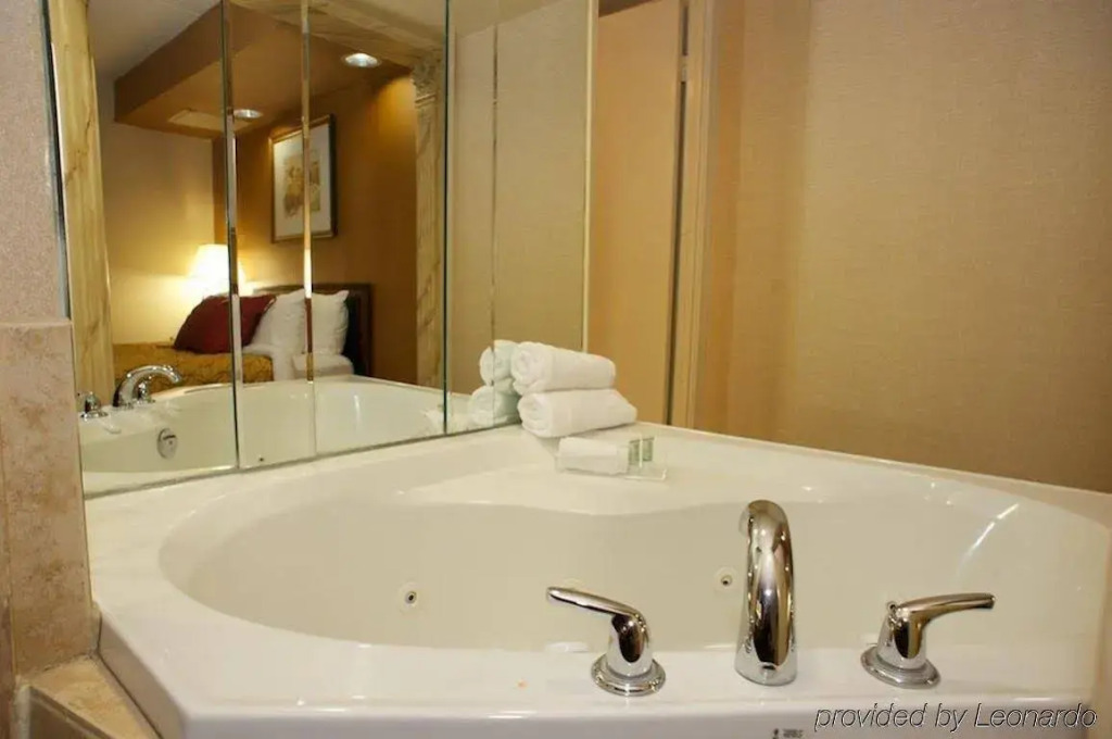 Monte Carlo Inn Toronto West Suites