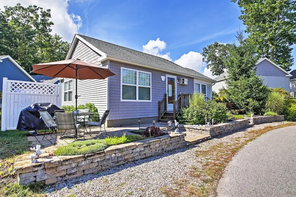 Wells Beach Cottage w/ Pool Access ~ 1 Mi to Coast