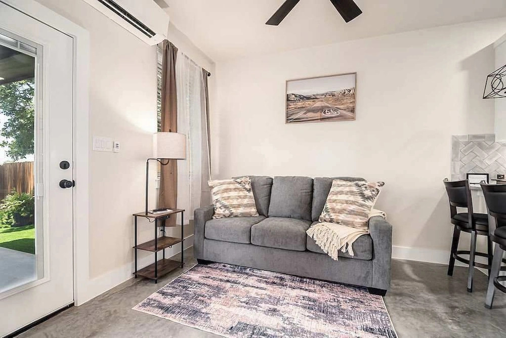Pet Friendly W/hot-tub-six Minutes to Downtown