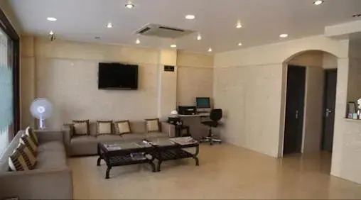 OYO Premium WEA Karol Bagh 2