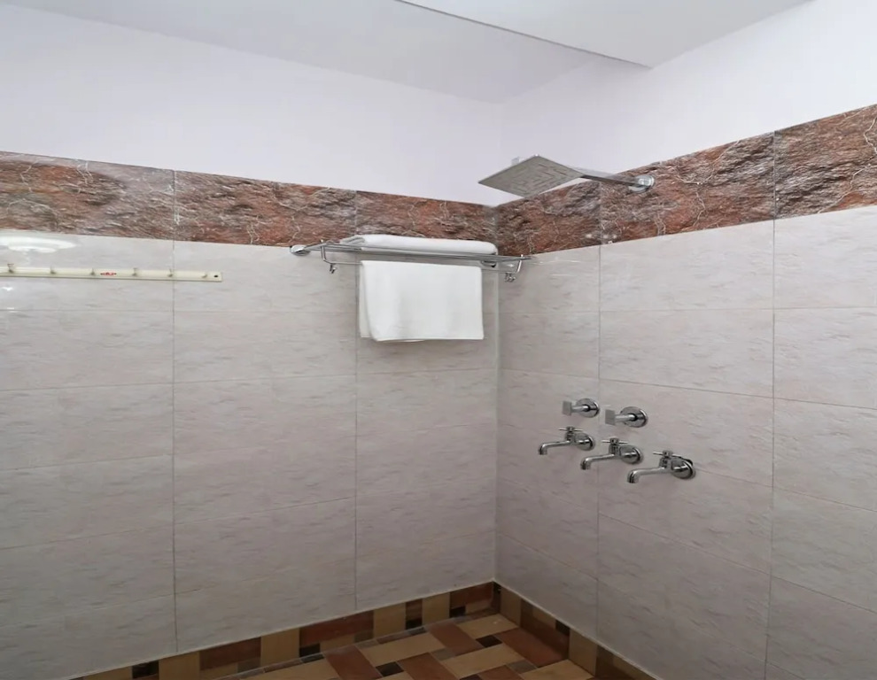 Oyo 12911 New Capital Inn
