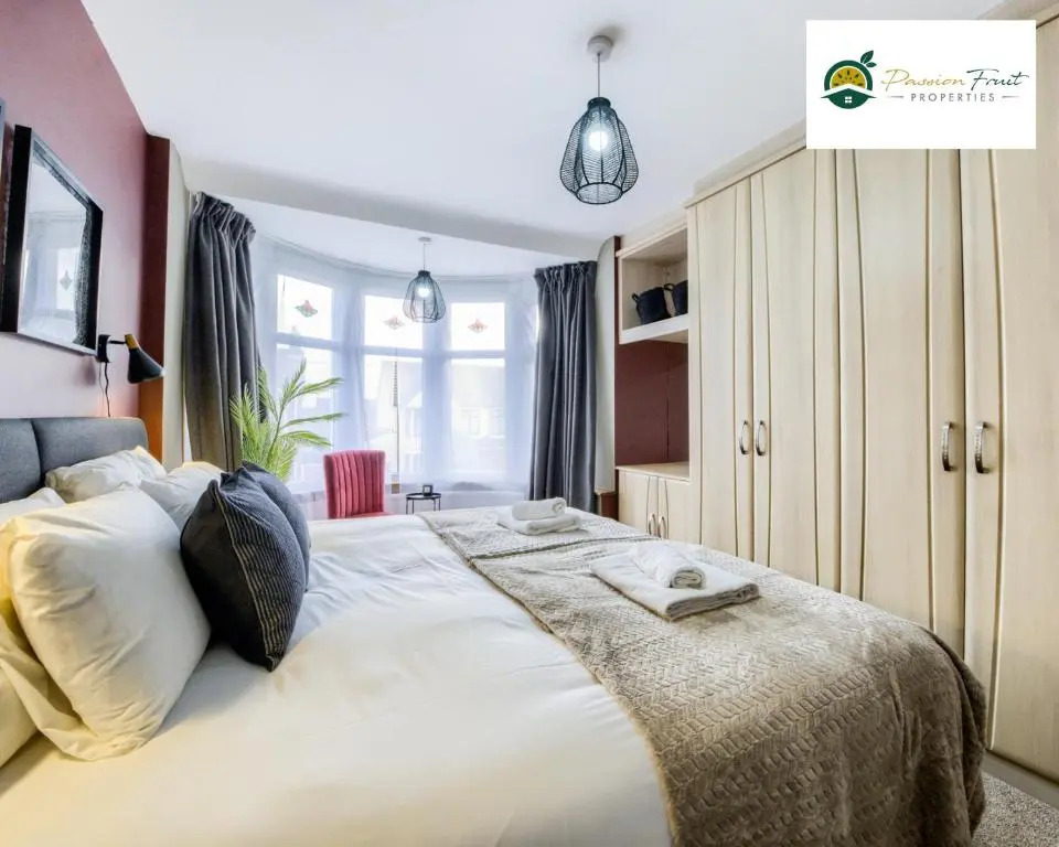 3 Bedroom House By Passionfruitproperties Near Coventry & Warwickshire Hospital With Free Wi-fi, driveway & Garden, DSC