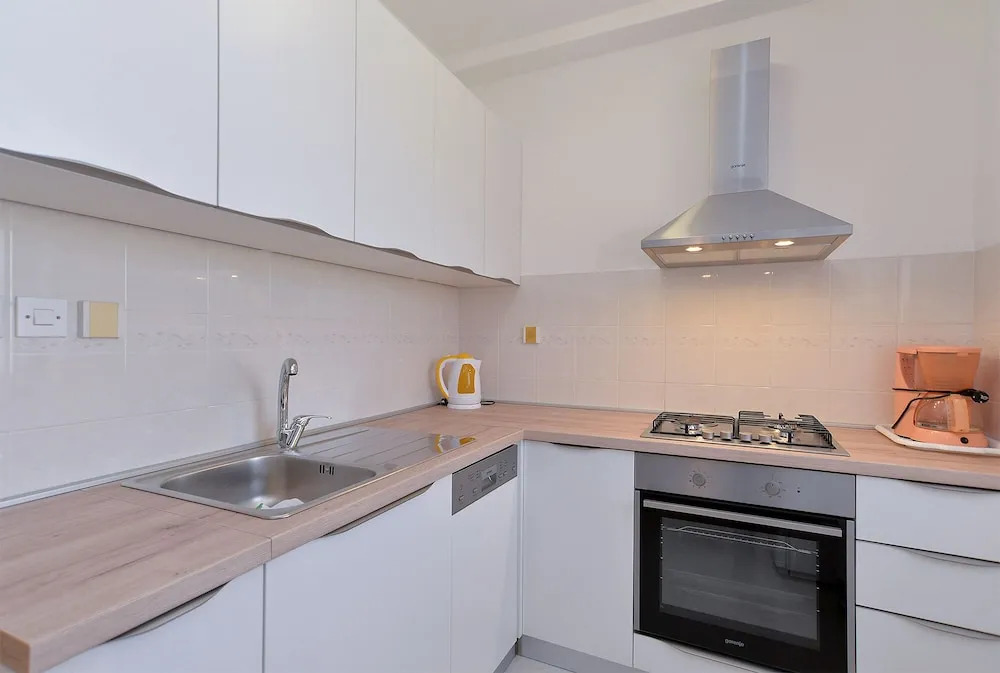 Apartment 827