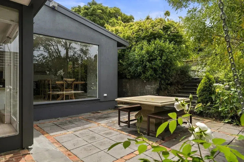 Light-filled House Near Beaches and Cafes