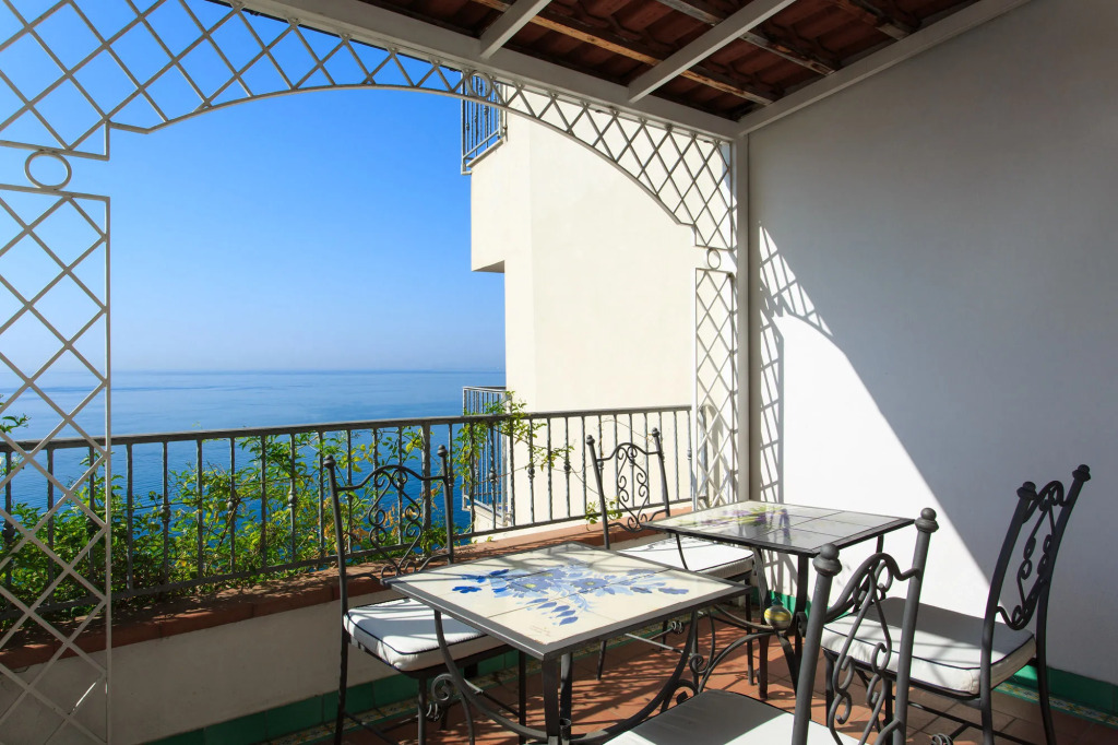 Lloyds Baia Hotel