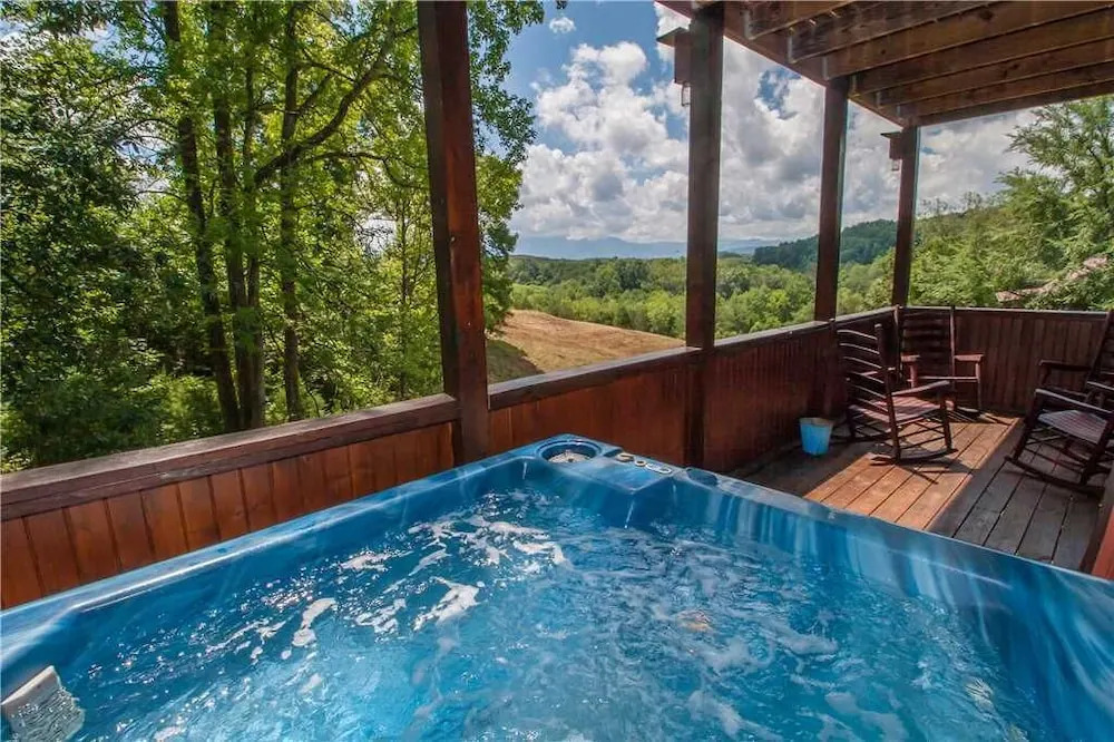 Smoky Mountain Retreat - Five Bedroom Cabin