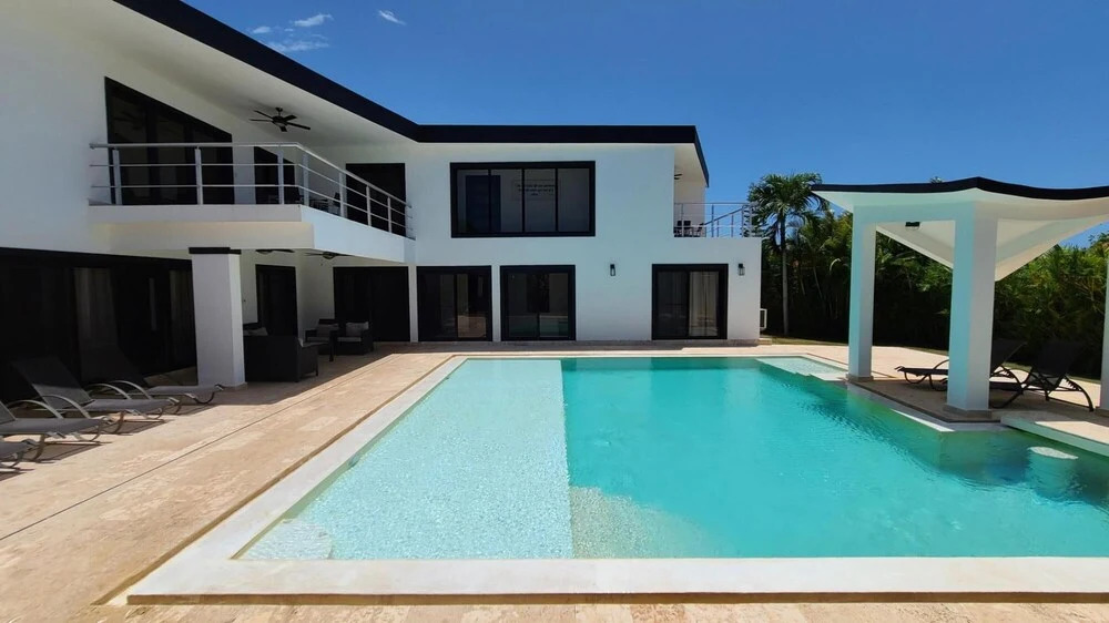 Modern Secluded Property With an Infinity Pool and Extremely Fast Wifi