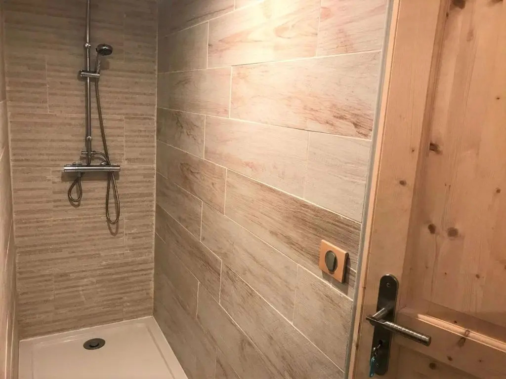 Chalet cosy sur pistes avec cheminée, terrasse et studio indépendant pour 14 pers. - FR-1-342-239