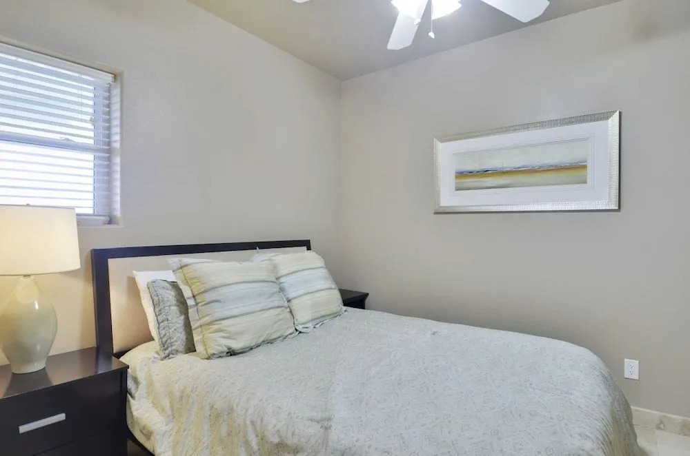 Seawall Condo with Birds Eye Views by RedAwning