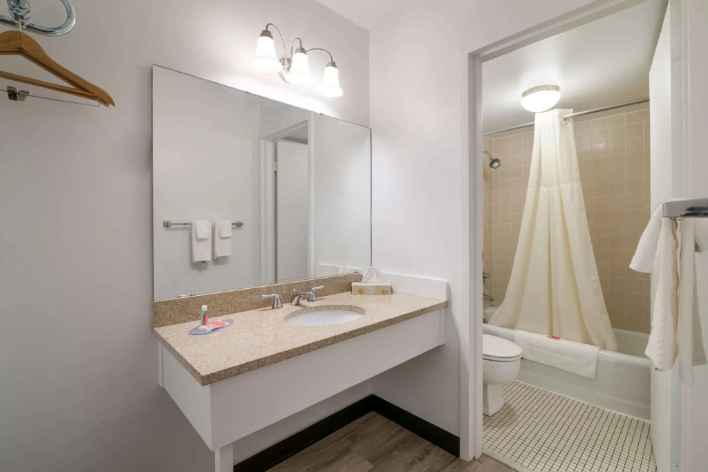 Econo Lodge Auburn I-95