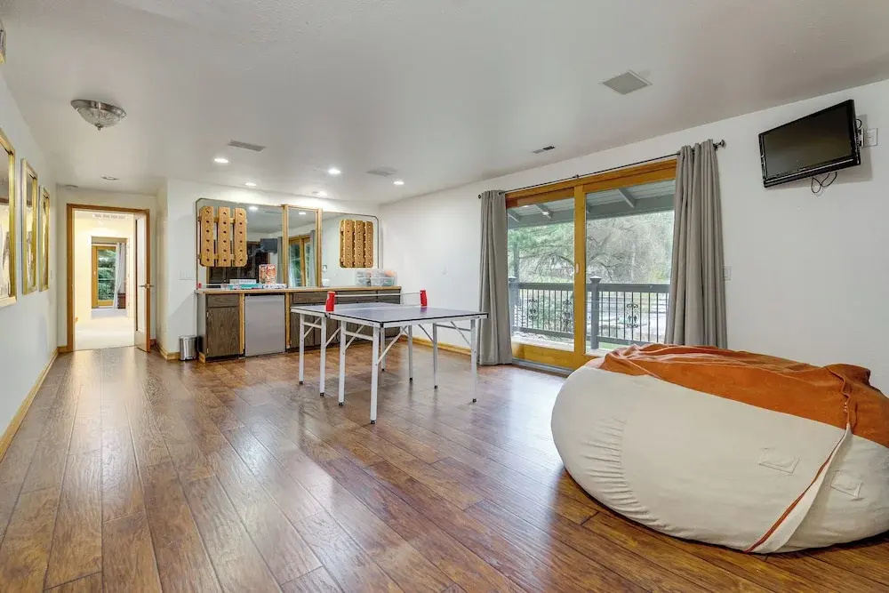 Lake-view Woodinville Retreat w/ Hot Tub + Theater