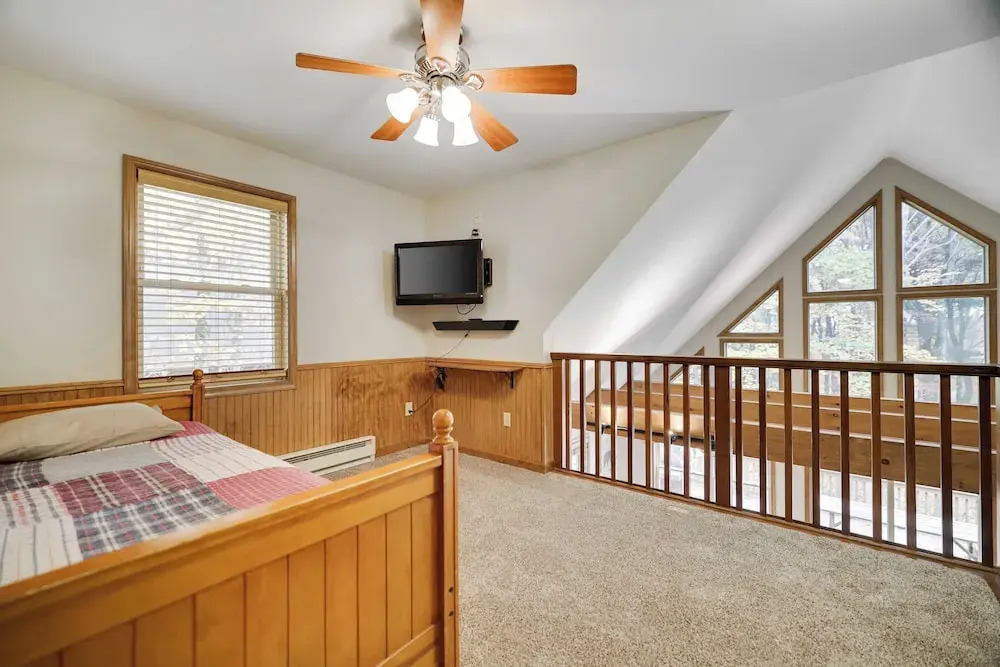 Woodland Oasis by Avantstay Hot Tub, Firepit, Walk to Lake
