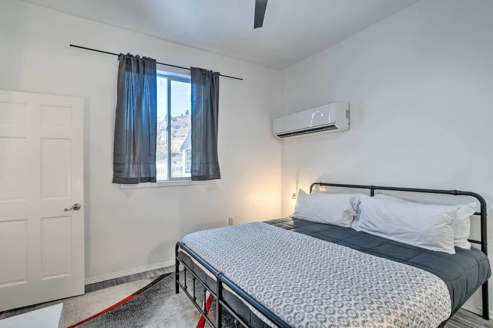 Stylish Klamath Falls Unit < 1/2 Mi to Oit!