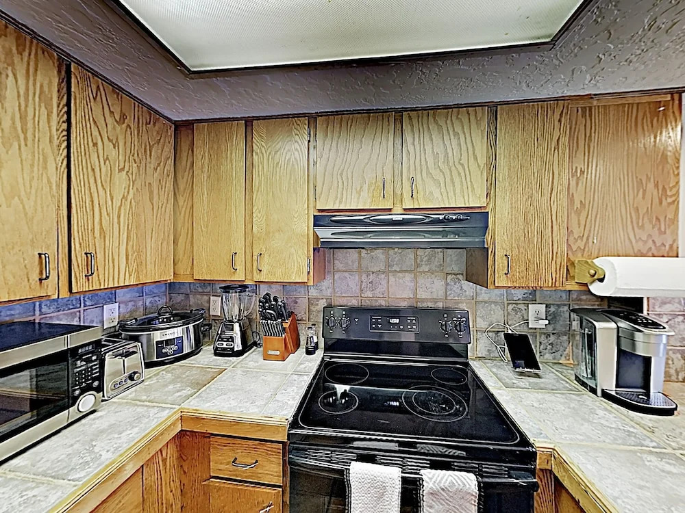 New Listing! Cozy Getaway W/ Hot Tub, Near Slopes 2 Bedroom Condo