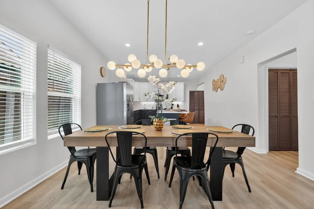 Lovely and Stylish Modern Home Near Downtown
