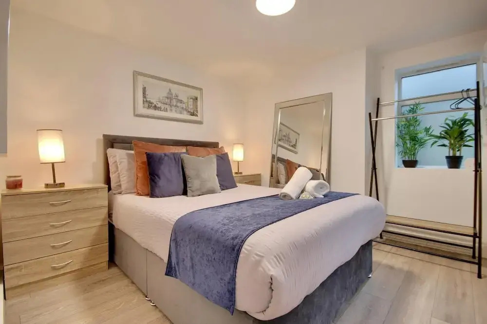Southsea Apartment-Parking-Pool-Hot tub