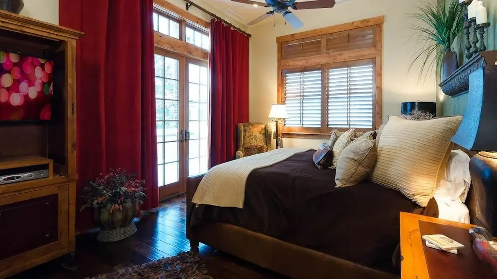 5th Street Penthouse 3 BedroomCondo By Moving Mountains