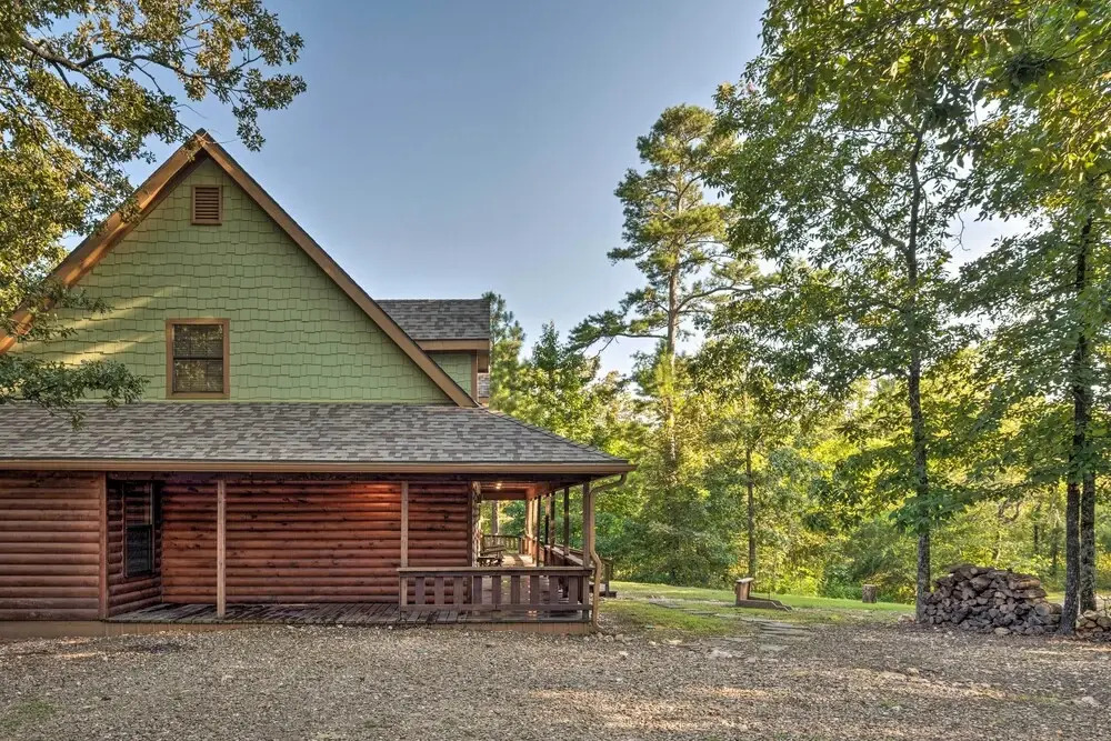 Broken Bow Retreat on 2 Acres w/ Hot Tub & Deck!