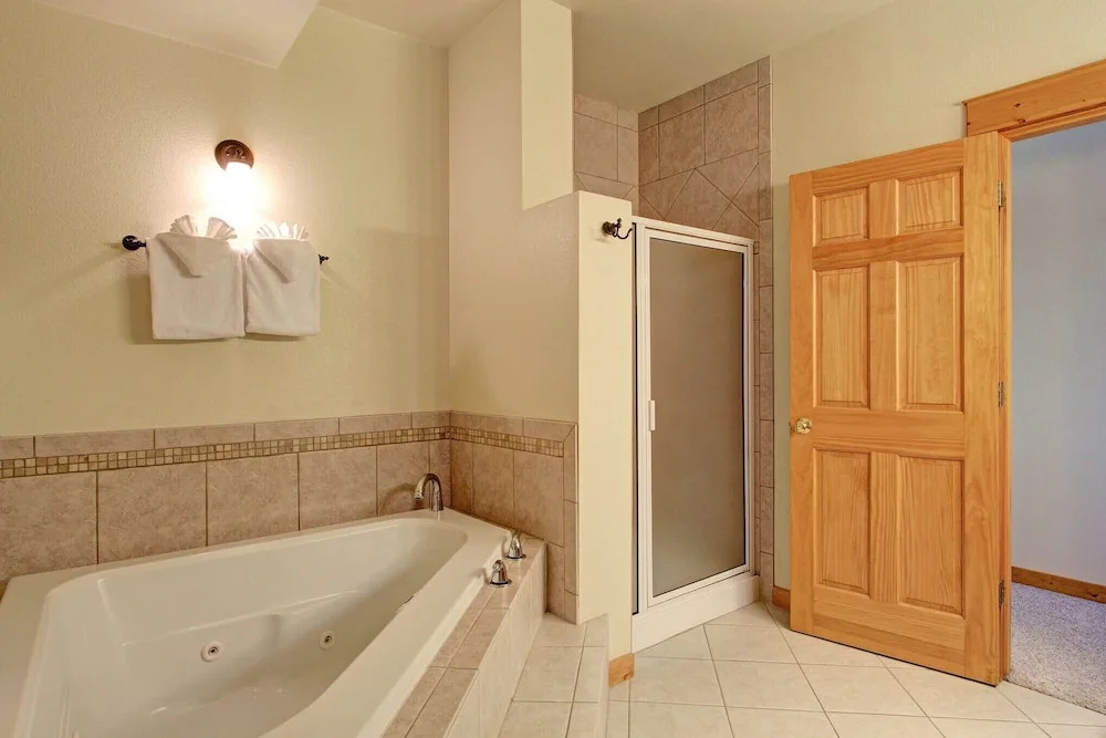 Mount Enentah 37 2 Bedroom Condo by RedAwning