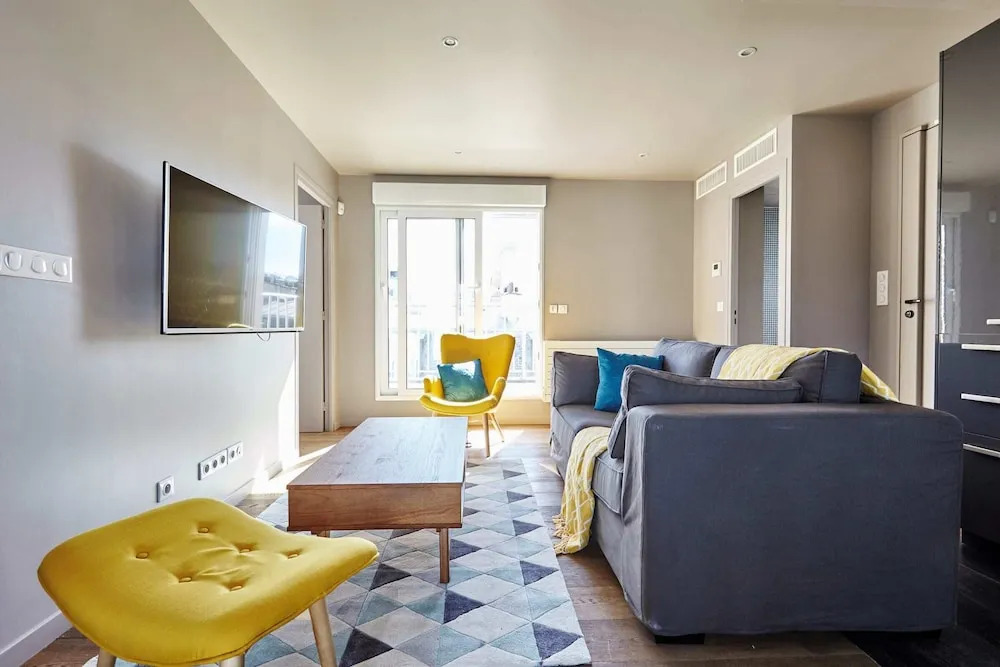 Stunning 2BR Home With Balcony in Batignolles