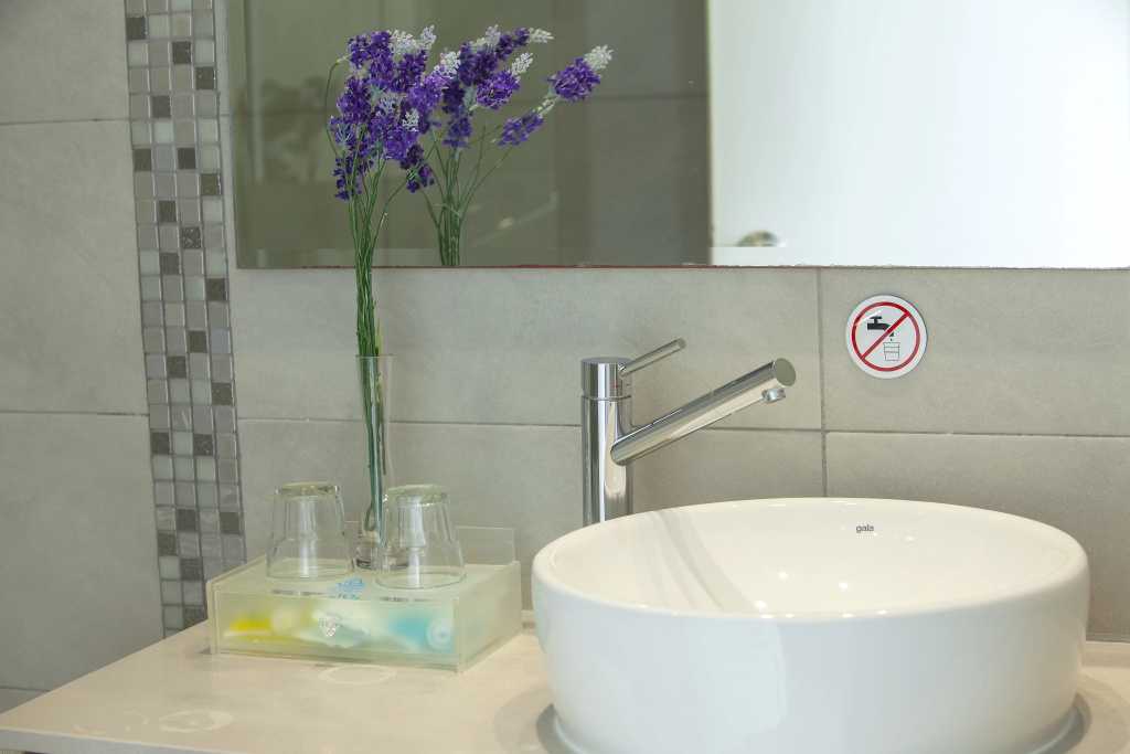 Limanaki Beach Hotel & Suites