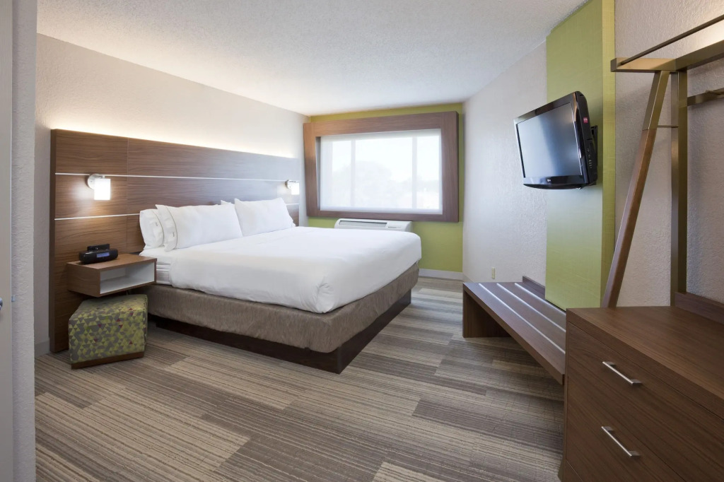 Holiday Inn Express & Suites Minneapolis - West End by IHG