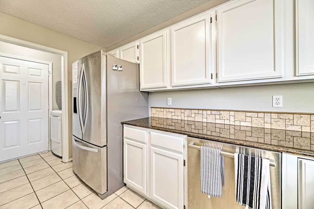 Fayetteville Home w/ Hot Tub ~ 3 Mi to U of A!