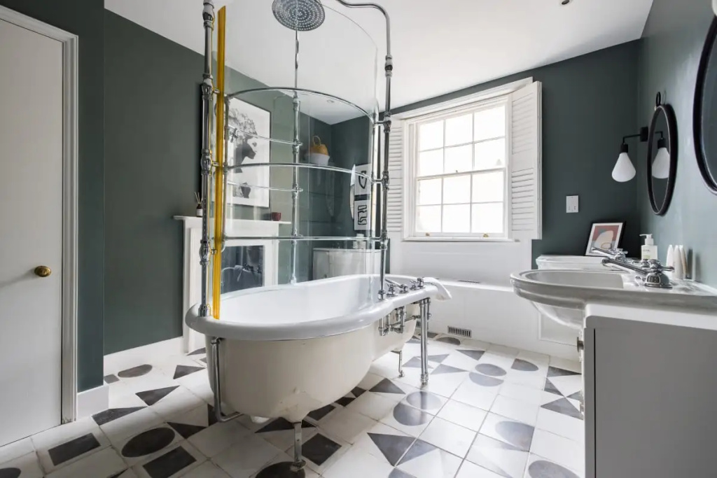 The Heart of Angel - Bright 2BDR House with Terrace, Gym & Cinema