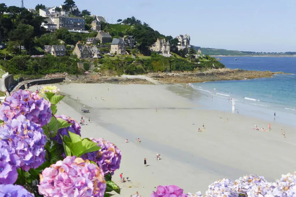 Charming Holiday Home Near the Beach, Locquemeau