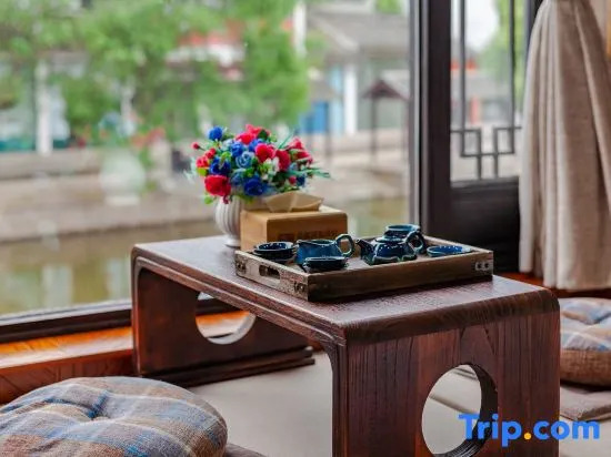 Tongli Qingyuan River View Holiday Inn